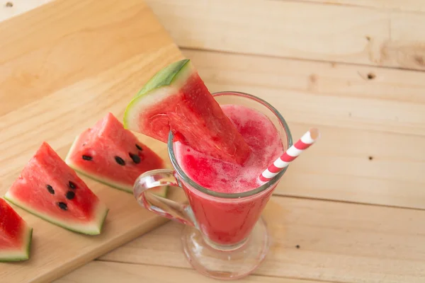 Smoothie de sandía sobre fondo de madera —  Fotos de Stock