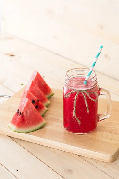 Wassermelonen-Smoothie auf Holz-Hintergrund lizenzfreie Stockfotos