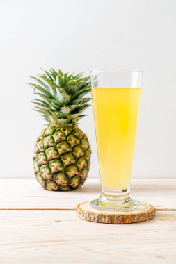 Ahşap arka planda taze ananas suyu