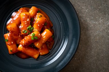 Baharatlı soslu Kore pirinç keki çubuğu (Tteokbokki) - Kore yemeği tarzı