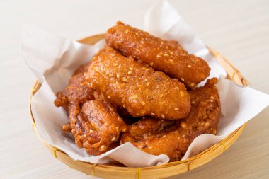 Tayland usulü susamlı kızarmış muz.