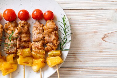 Tabakta ızgara domuz eti şişi.