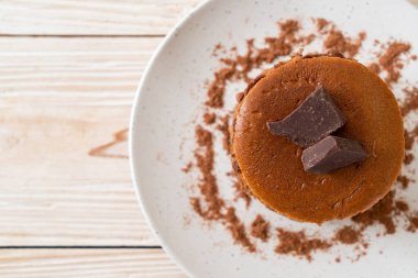 Çikolatalı krep yığını.