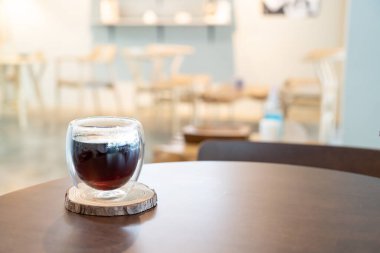 Kafe ve restoranda sıcak americano kahvesi.