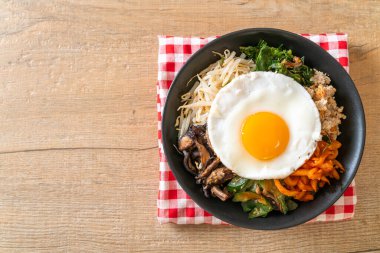 Bibimbap, Kore baharatlı salata pilav ve sahanda yumurta. Geleneksel Kore yemeği tarzı.