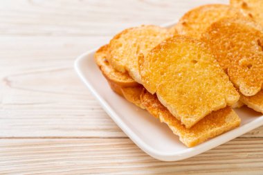 tereyağlı ve şekerli kızarmış ekmek.