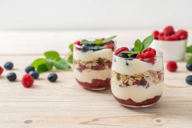 Ev yapımı ahududu ve yaban mersinli yoğurt ve granola. Sağlıklı yemek tarzı.