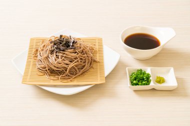Soğuk karabuğday sobalı erişte veya zaru ramen Japon yemek tarzı.