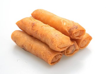 Kızarmış börek beyaz arkaplanda izole edilmiş.