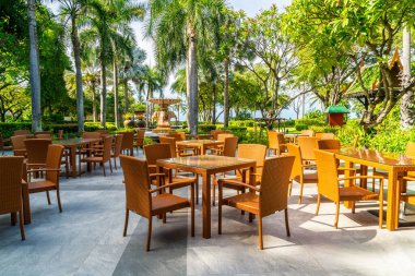 Cafe restoranında bahçe sandalyesi ve masa.