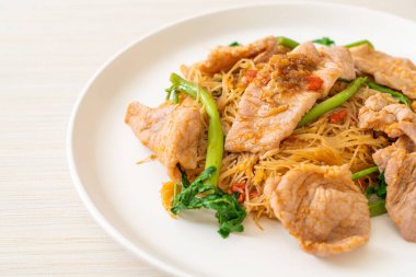 Kızarmış pirinç vermicelli ve domuz etli mimoza Asya usulü.