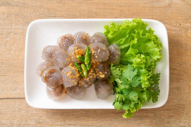 Şeffaf toplara Saku Sai Moo ya da buharda pişirilmiş Tapioca köfteleri deniyor.