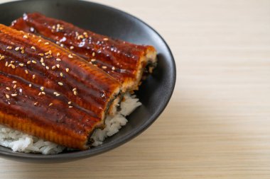 Japon yılan balığı pilav kasesi ya da Unagi don ile kızartılır.
