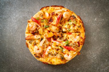 Tahta tepside deniz ürünleri (karides, ahtapot, midye ve yengeç) pizza