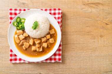 Kahverengi soslu tavuk mu yoksa pirinç soslu sos mu? Asya tarzı.