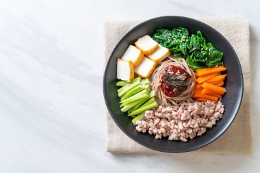 Kore baharatlı soğuk erişte - bibim makguksu ya da bibim guksu - Kore yemek tarzı