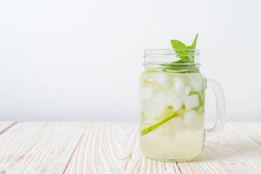 Naneli buzlu limonlu soda, ferahlatıcı içecek.