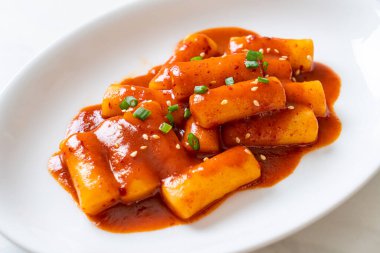 Baharatlı soslu Kore pirinç keki çubuğu (Tteokbokki) - Kore yemeği tarzı