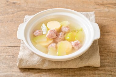 Kış karpuz çorbası kıymalı domuz eti ve yumurtalı tofu kasesi.