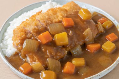 Japon usulü pirinçli kızarmış tavuk pirzolası.