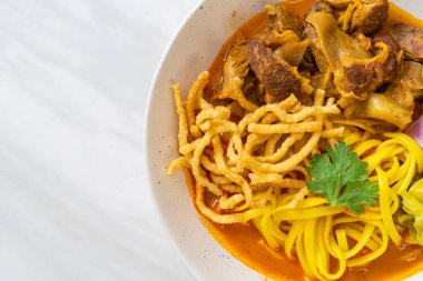 Kuzey Tayland usulü körili şehriye çorbası, haşlanmış domuz eti, Tayland usulü.