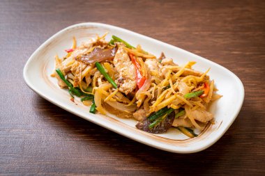 Zencefilli kızarmış tavuk. Asya usulü.