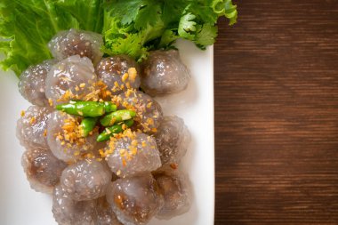 Şeffaf toplara Saku Sai Moo ya da buharda pişirilmiş Tapioca köfteleri deniyor.