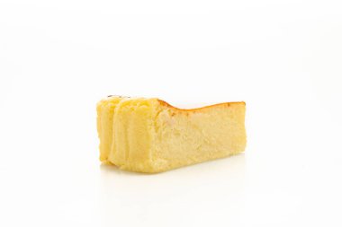 Beyaz arkaplanda izole edilmiş ev yapımı cheesecake