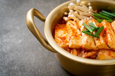 Yumuşak Tofulu Kimchi Çorbası veya Kore Kimchi Güveci - Kore Yemekleri Geleneksel Tarzı