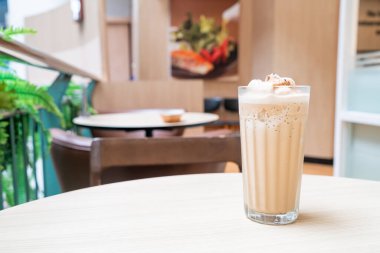 Kahve dükkanında ve restoranda kahveye karıştırılmış espresso.