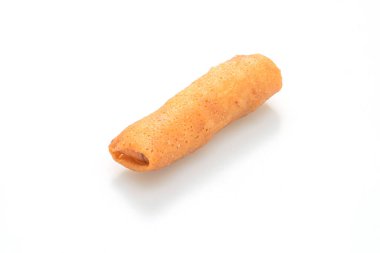 Kızarmış börek beyaz arkaplanda izole edilmiş.