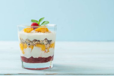 Ev yapımı taze mango ve yoğurt ve granola ile taze ahududu. Sağlıklı yemek tarzı.
