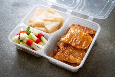 Teslimat kutusunda Pekin Ördeği - Çin yemeği tarzı