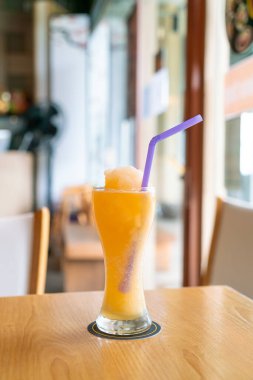 Kafe restoranında portakal suyu karışımı smoothie bardağı