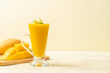 taze mango smoothies - sağlıklı yiyecek ve içecek konsepti