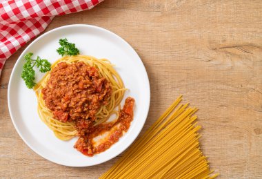 Spagetti bolonez domuz eti ya da kıymalı domates soslu spagetti İtalyan yemeği tarzı.