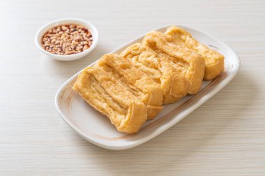 Soslu kızarmış tofu - vejetaryen ve vejetaryen yemek tarzı