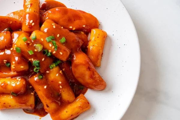 Palillo Pastel Arroz Coreano Con Salchicha Salsa Picante Tteokbokki Estilo — Foto de Stock