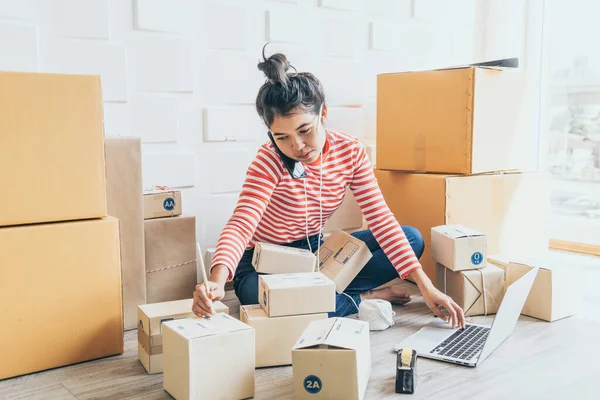 Asian Women Business Owner Working Home Packing Box Workplace Online — Stock Photo, Image