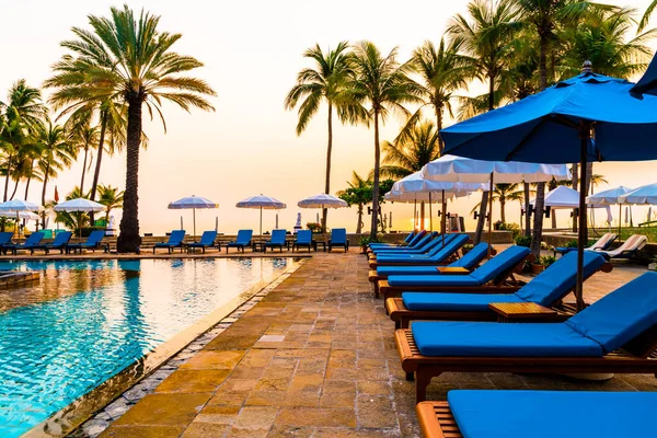 Şemsiye Sandalyeli Güzel Palmiye Ağacı Gündoğumunda Lüks Otel Tatil Beldesinde — Stok fotoğraf