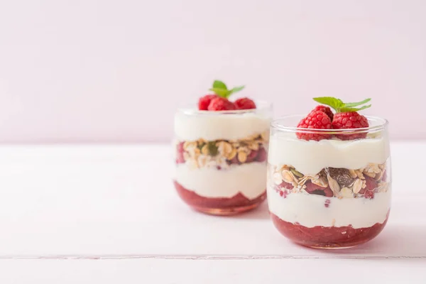 Verse Frambozen Yoghurt Met Granola Gezonde Voedingsstijl — Stockfoto