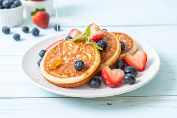 Souffleurpfannkuchen Mit Frischen Blaubeeren Frischen Erdbeeren Und Honig — Stockfoto