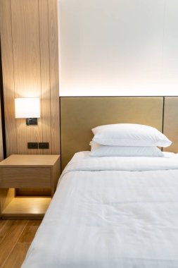 Beyaz yastık süslemesi otel odasında, yatak odasında.