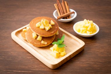 Elmalı krep ya da tarçın tozlu elmalı krep.