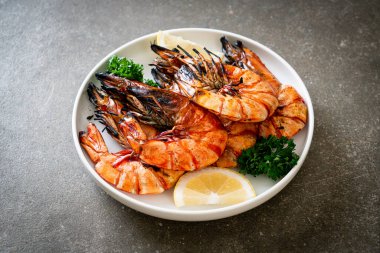 Izgara kaplan karidesi ya da limonlu karides.