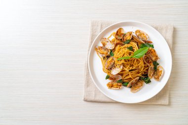 Midyeli, sarımsaklı ve biberli kızarmış spagetti.