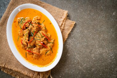 Tayland yemeği seti körili domuz eti Tayland yemeği tarzı.