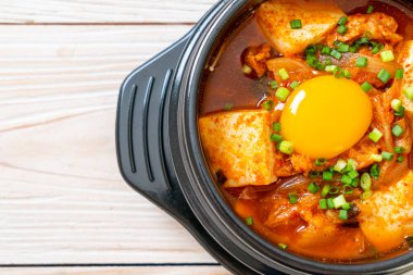 Tofu ve yumurtalı Kimchi Çorbası veya Kore Kimchi Güveci - Kore Yemekleri Geleneksel Tarzı