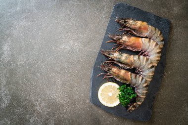 Taze kaplan karidesi ya da karides.