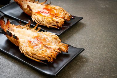 Izgara Taze Dev Nehir Karidesi Baharatlı Deniz Ürünleri Soslu